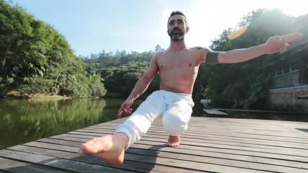 瑜珈男子平衡身体 一条腿在室外保持平衡 — 图库视频影像