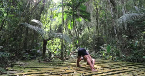 Yogi Uomo Allungamento Gambe Nella Foresta Tropicale — Video Stock