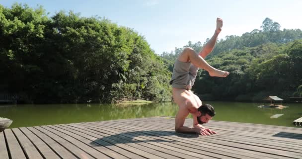 Passform Yoga Man Träning Utomhus Naturen — Stockvideo