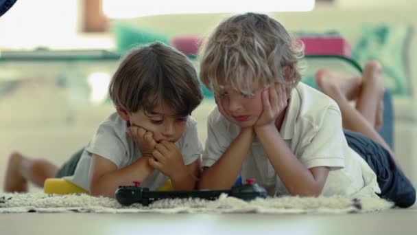 Duas Crianças Usando Tablet Deitado Chão Sala Estar Casa Irmãos — Vídeo de Stock