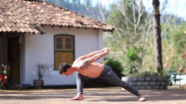 Yoga Homem Exercitando Corpo Série Asanas — Vídeo de Stock