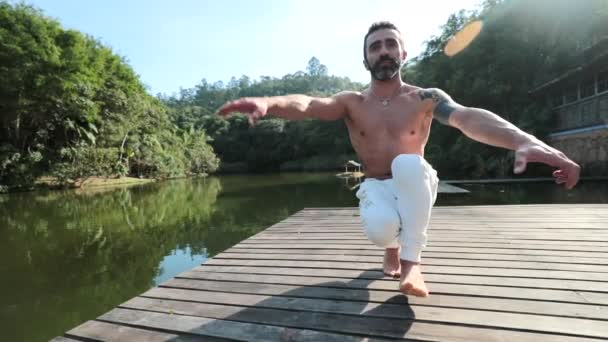 Yoga Hombre Ejercitando Equilibrio Una Pierna — Vídeos de Stock