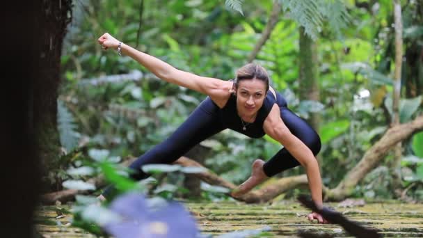 Mujer Practicando Yoga Aire Libre Bosque Natural — Vídeos de Stock