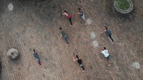 Yoga Yapan Insanlar Yukarıdan Görülebiliyorlar — Stok video