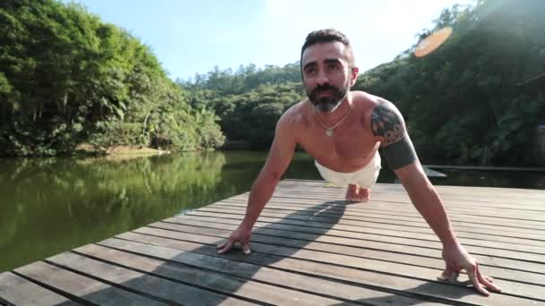 户外自然甲板上的木板健身 — 图库视频影像