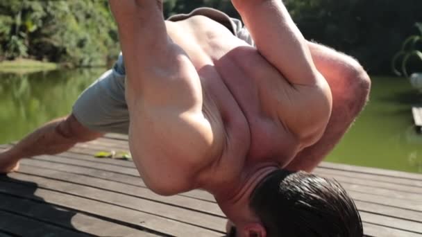 Homem Atlético Alongamento Corpo Yoga — Vídeo de Stock