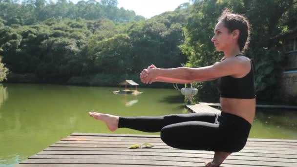 Жінка Тренує Складний Баланс Йоги Одній Нозі Відкритому Повітрі Природі — стокове відео