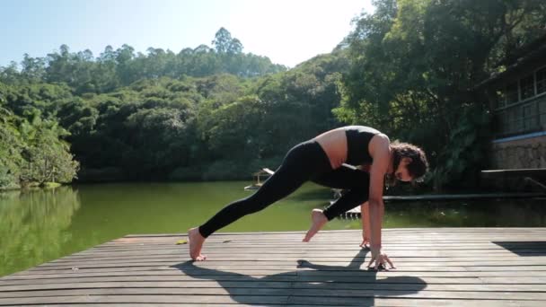 Yoga Pozisyonunda Karın Kaslarını Çalıştıran Kadın — Stok video