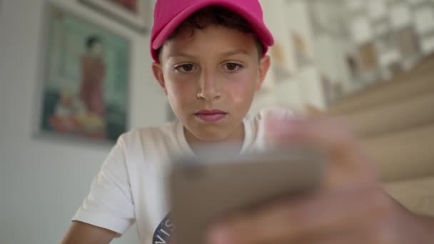Porträtt Ung Pojke Som Använder Telefon Hemma Närbild Preteen Barn — Stockvideo