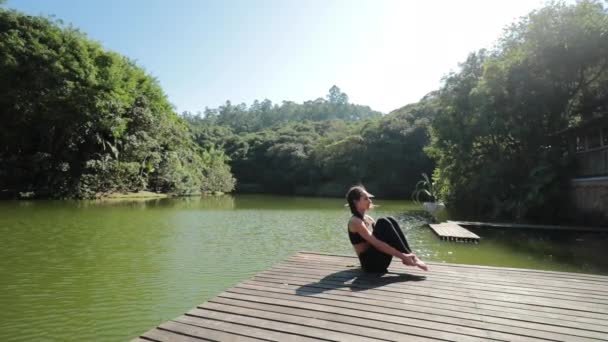 Mulher Exercendo Yoga Posar Livre Natureza — Vídeo de Stock