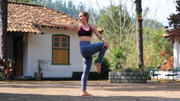Frau Übt Yoga Balance Pose — Stockvideo