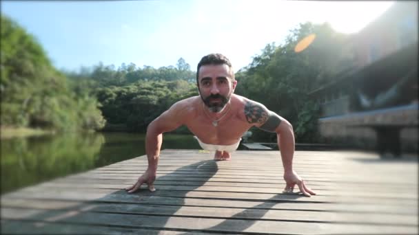 Fit Yogacı Kalas Egzersizi Yapıyor Şınav Çekiyor — Stok video