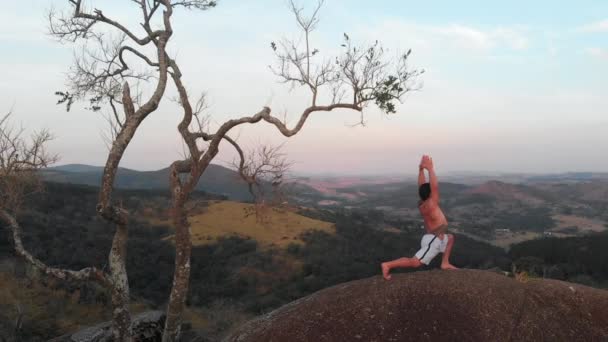 Idrottsträning Yoga Utomhus Toppen Klippa — Stockvideo