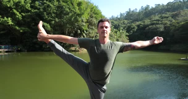 Persona Practicando Yoga Aire Libre Pie Una Pierna Estirando Cuerpo — Vídeo de stock