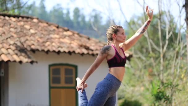 Kvinna Som Tränar Yoga Utomhus — Stockvideo