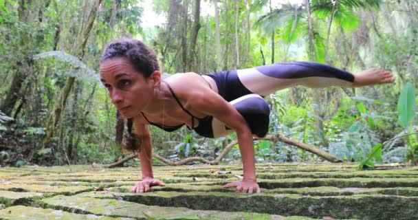 Yogi Frau Trainiert Körper Freien — Stockvideo
