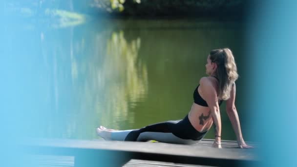 Атлетическая Женщина Тренирует Йогу Открытом Воздухе Природе Йоги Делает Stentgth — стоковое видео