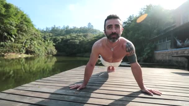 男子瑜伽特写面对室外跳板练习 — 图库视频影像