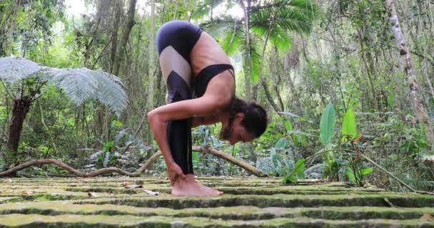 Yogi Donna Allungamento Gambe All Aperto Nella Giungla Tropicale — Video Stock
