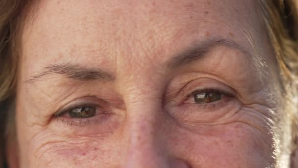 Jedna Starsza Kobieta Zbliżyła Makro Twarz Oczu Patrząc Kamerę Zmarszczona — Wideo stockowe