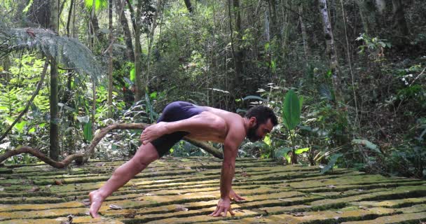 熱帯ジャングルの中で男のトレーニングヨガをフィット — ストック動画