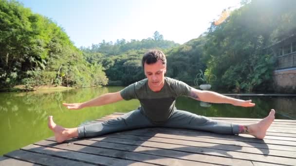 Professionell Yoga Man Sträcker Benen Utomhus Vid Sjön Person Som — Stockvideo