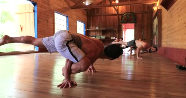 瑜伽老师教学生高级瑜伽的姿势 — 图库视频影像