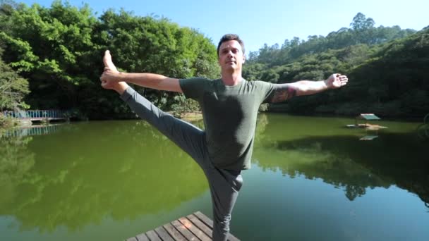 Обучение Йоги Открытом Воздухе Человек Практикующий Физические Упражнения Природе — стоковое видео