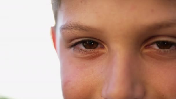 一个十几岁的小男孩睁大了眼睛 近距离地看着相机 小孩的近视眼睛 — 图库视频影像