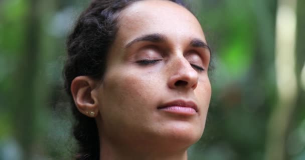 Mujer Meditando Aire Libre Respirando Hondo Con Los Ojos Cerrados — Vídeos de Stock