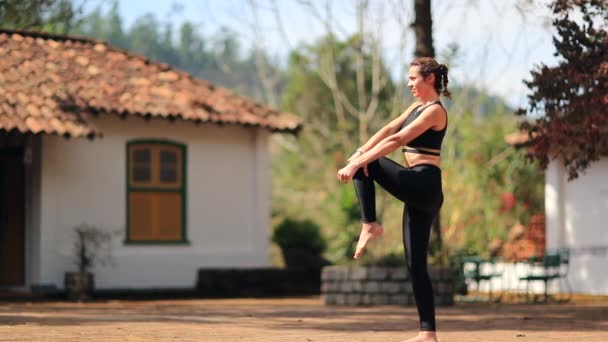 Yoga Eğiten Kadın Dengesi Asana Pozu — Stok video