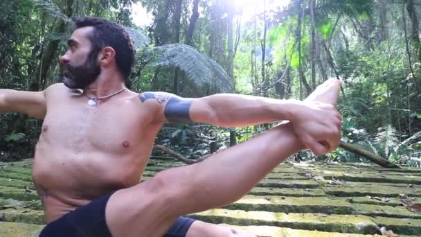 Спортивный Человек Тренирует Йогу Открытом Воздухе — стоковое видео