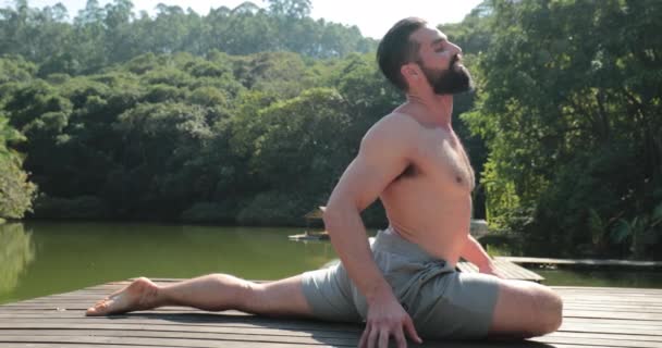 Homem Apto Saudável Treinamento Yoga Alongamento Corpo — Vídeo de Stock