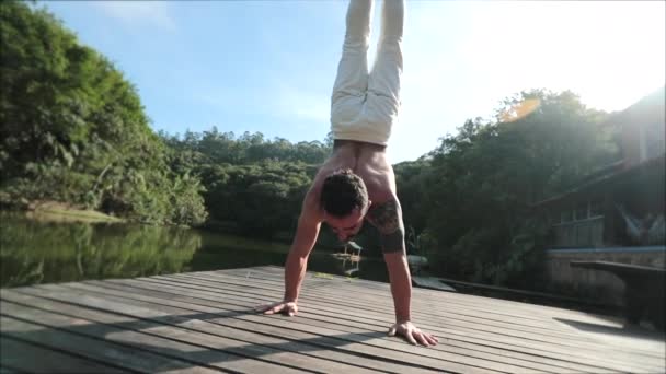 手倒立的男人在户外练瑜伽 — 图库视频影像