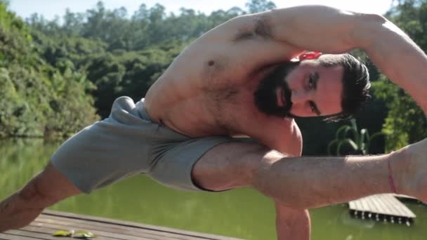 Athletisch Fit Schöner Mann Trainiert Schwieriges Yoga Krafttraining Freien — Stockvideo