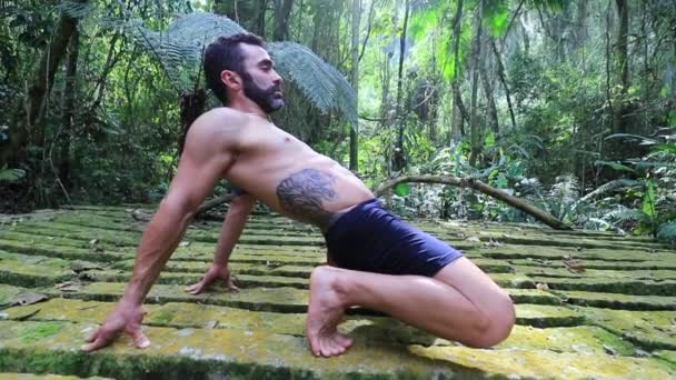 户外运动训练瑜伽的运动员 — 图库视频影像