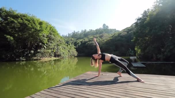Γυναικεία Κατάρτιση Yoga Θέτουν Εξωτερικούς Χώρους Στη Φύση — Αρχείο Βίντεο