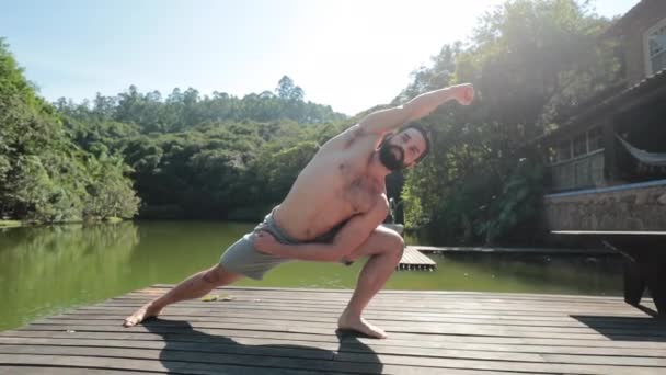 Подходит Человек Растяжения Тела Укрепления Мышц Йоге Позы Открытом Воздухе — стоковое видео