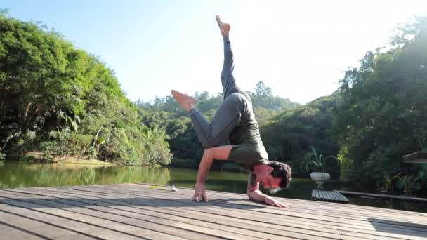 Homme Faisant Yoga Pose Extérieur Pont Équilibre Équilibre — Video