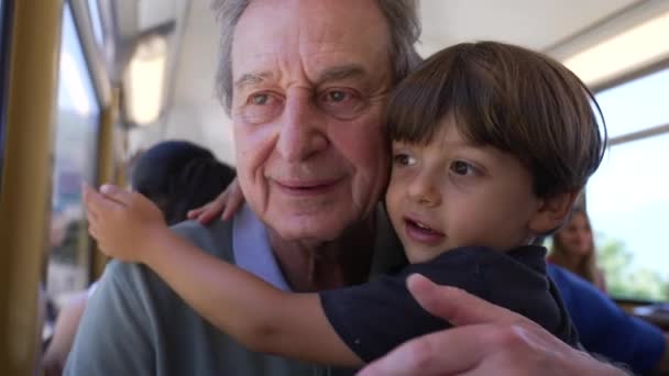 Wnuk Przytulający Dziadka Podczas Podróży Pociągiem Wakacje Dziecko Obejmuje Starszego — Wideo stockowe