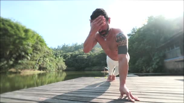 瑜伽人在室外做木板健身 运动员擦去脸上的汗水 — 图库视频影像