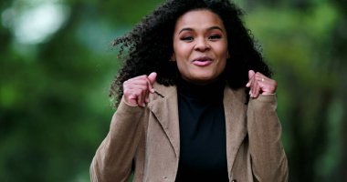 Harika haber notlarına kendinden geçmiş bir kadın şaşırdı.