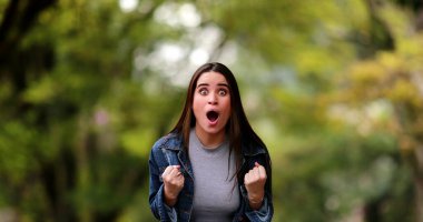 Heyecanlı dramatik kadın tepkisi inanılmaz bir haber.