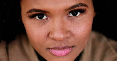 Siyahi Afrikalı kız, yakından bakan gözler, düşünceli Brezilyalı kadın.