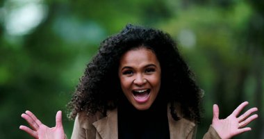 Harika haber notlarına kendinden geçmiş bir kadın şaşırdı.