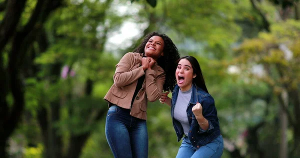 Plezier Gelukkig Twee Verschillende Vriendinnen Springen Dansen Van Vreugde Mensen — Stockfoto