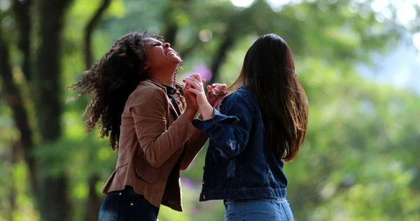 Voltar Duas Mulheres Animadas Celebrando Notícias Positivas — Fotografia de Stock