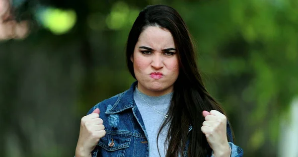 Θυμωμένη Ενοχλημένη Νεαρή Γυναίκα Αισθάνεται Απογοήτευση — Φωτογραφία Αρχείου