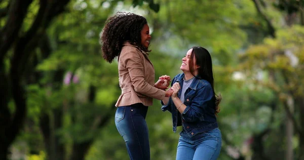 Szórakoztató Boldog Két Változatos Barátnő Ugrál Táncol Örömében Emberek Nagyszerű — Stock Fotó