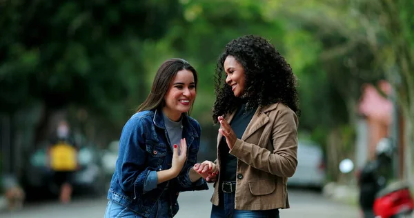 Divers Vriendschap Twee Vrouwen Praten Buiten Het Park — Stockfoto